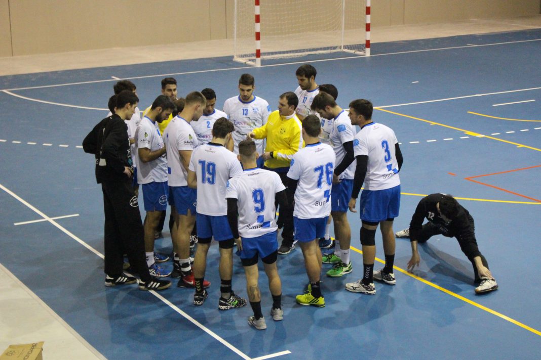 Charla técnica de Francisco Vera antes del inicio del partido (Foto: CD Agustinos)