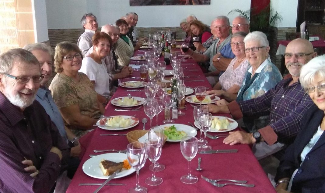 Cruising group enjoys lunch