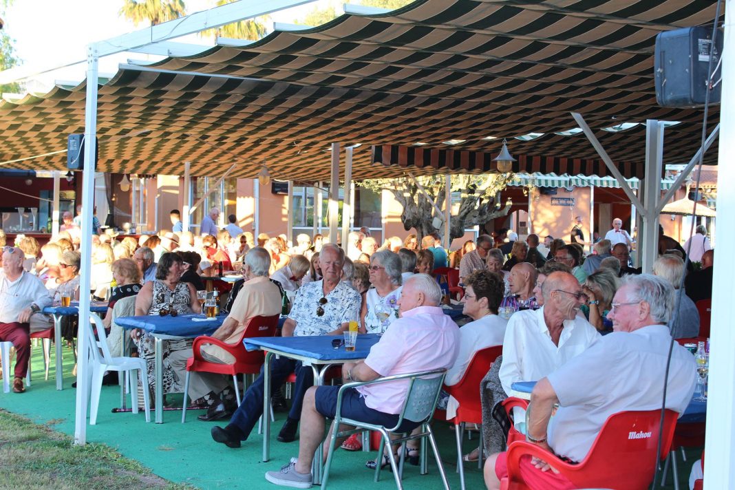 The ultimate entertainer helps raise 1000 euro at the Concert in the Park