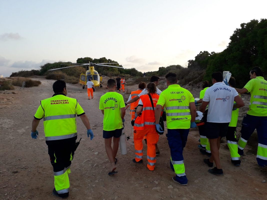 Paramedics and lifeguards move Dolman to the helicopter - Image Ambumar Sya
