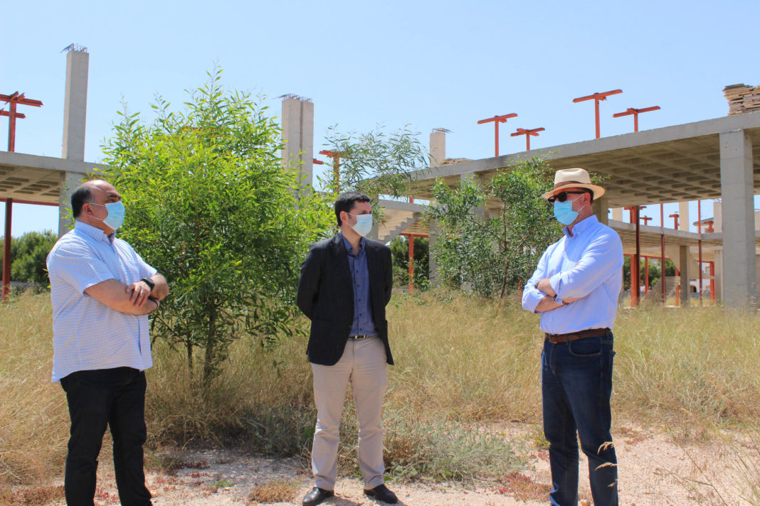 The mayor with the contractor and councillor for the coast inspect the abandoned building prior to restarting construction