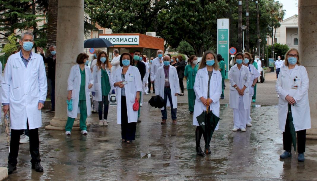 Sanitary of the General of Valencia keep a minute of silence for the sanitary deceased by the coronavirus