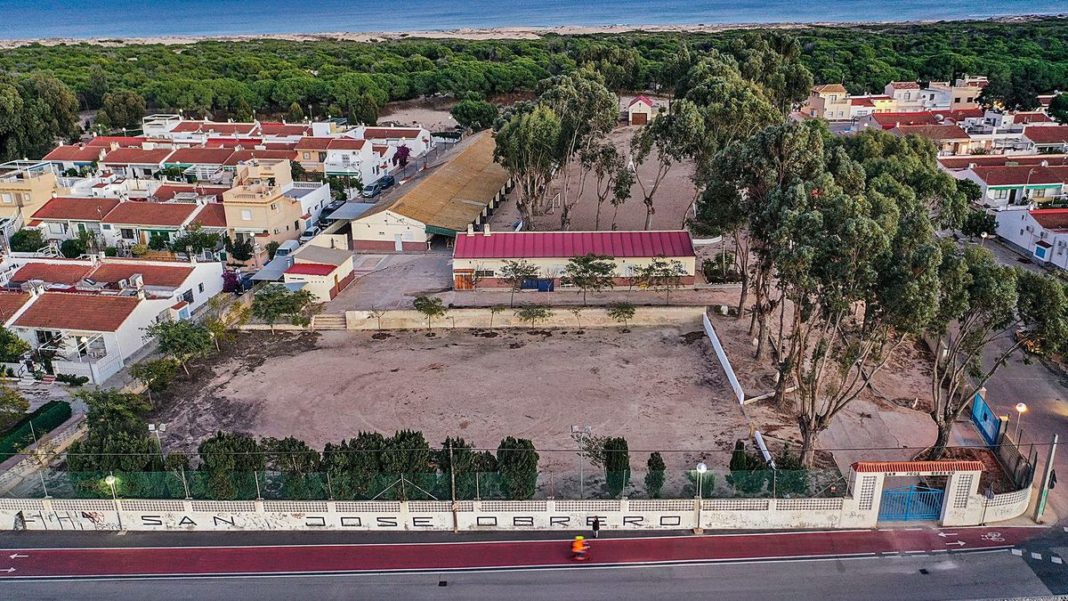 The San José Obrero camp shelter runs alongside the the N-332