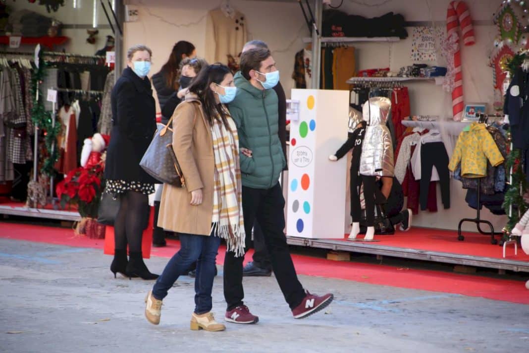 Walking through the town during the pandemic Valencian Community registers 2,146 new infections and 32 deaths