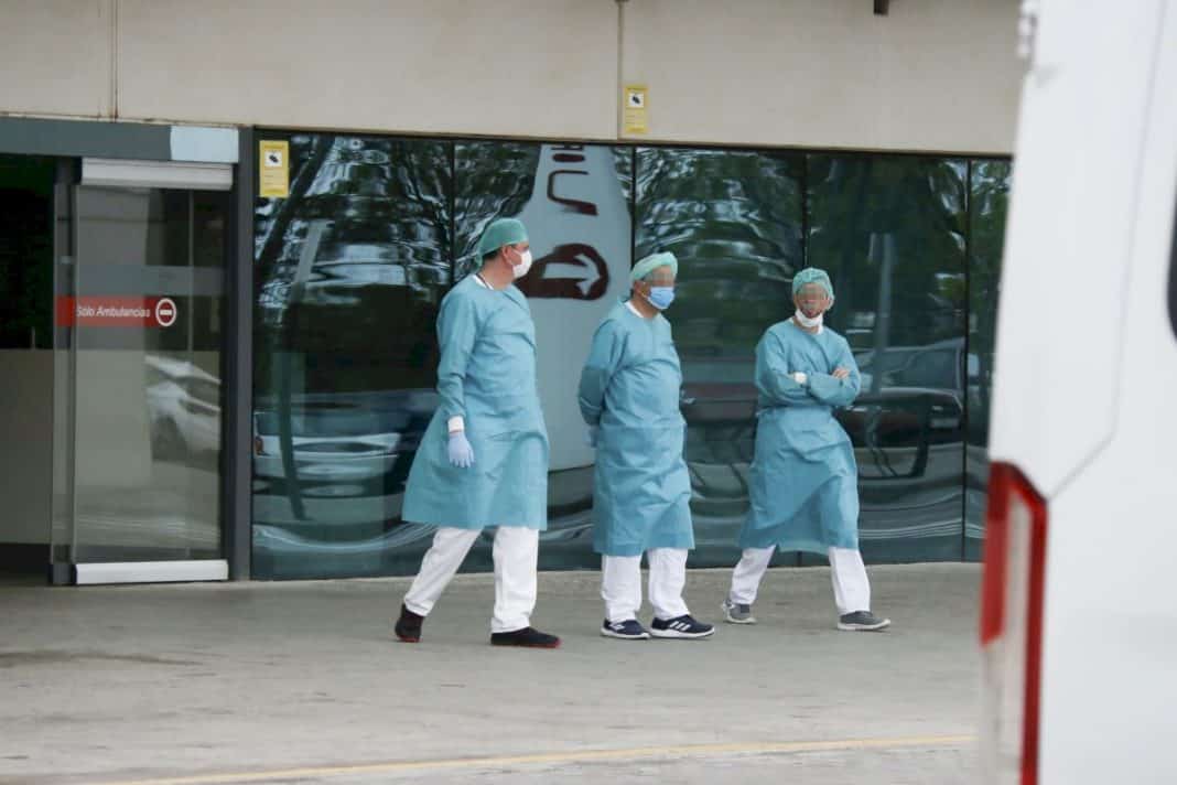 Doctors outside hospital The Valencian Community registers 88 deaths, but cases drop to 1,530