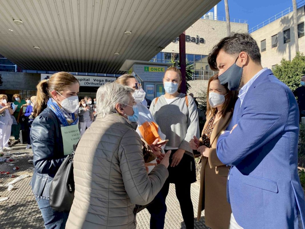 Aix meets with striking workers at Vega Baja Hospital