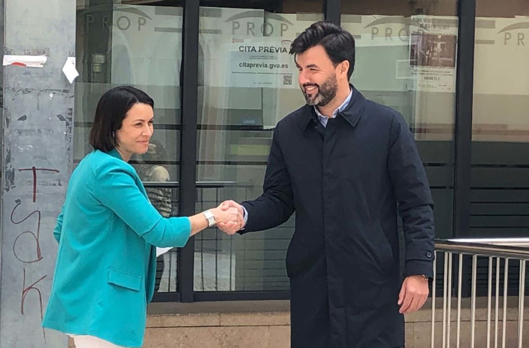 Carolina Gracia of the PSOE with Jose Aix, spokesman for Ciudadanos in Orihuela