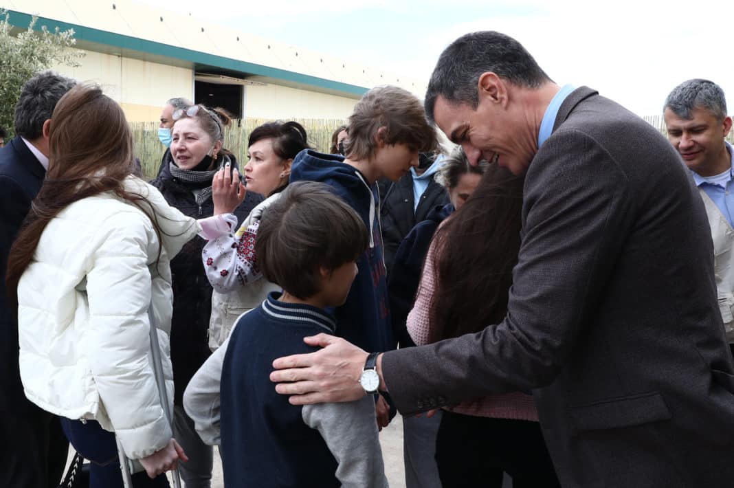 Sanchez with Ukranian refugee boy in Alicante