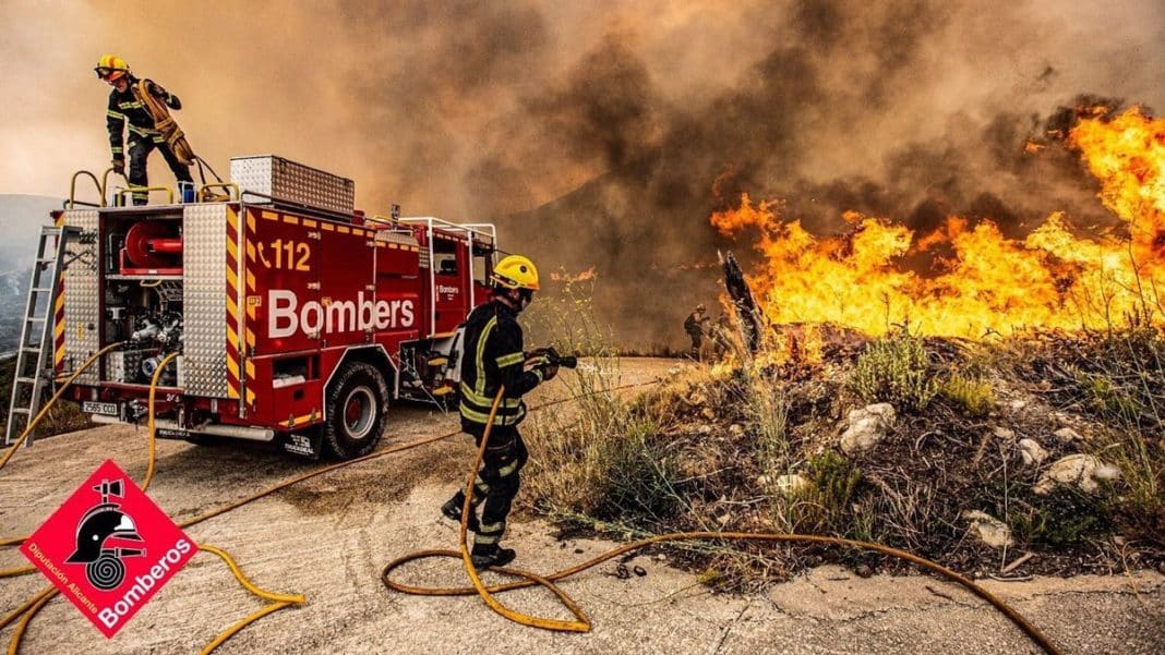 Police in Altea report fire with smoke and ash getting closer to Costa Blanca coast