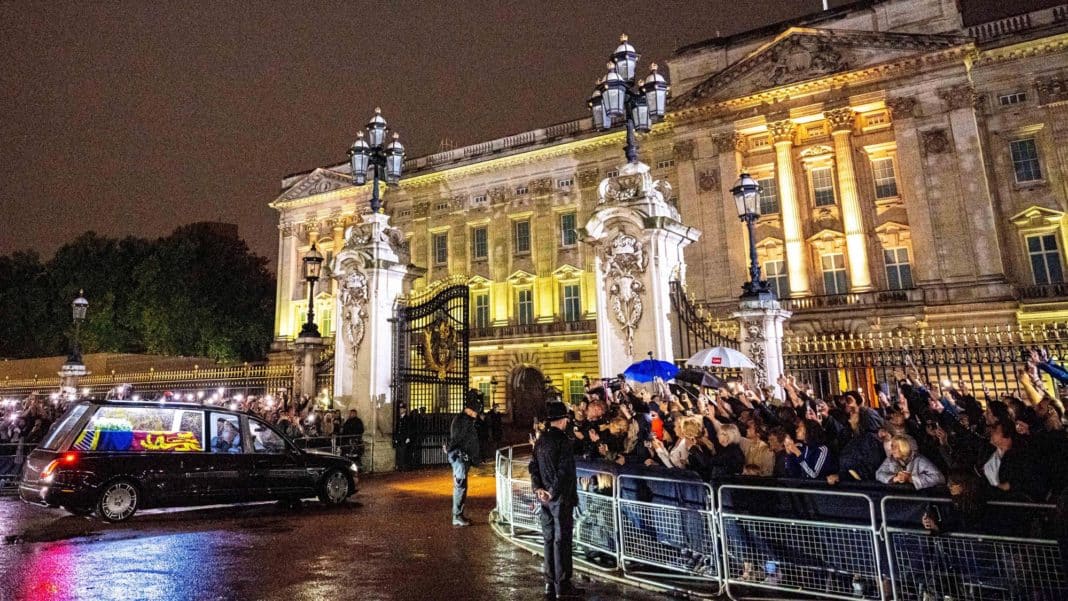 Her Majesty Queen Elizabeth II her coffin arrives at Buckingham Palace for her final night at the place that was her home for 70 years, after leaving St Giles' Cathedral in Edinburgh earlier today. She will spend one last night in Buckingham Palace before lying in state at Westminster Hall, where she?ll be brought to tomorrow, in London, UK. (Photo by DPPA/Sipa USA)