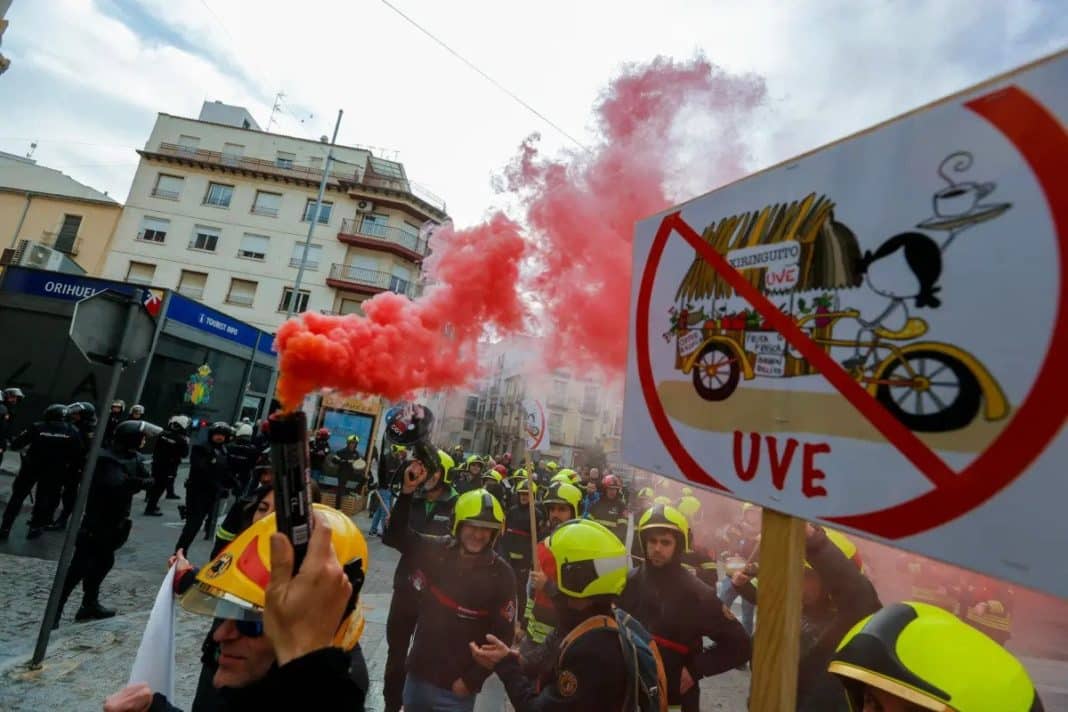 Firefighters protesting in Orihuela about the Valencian Emergency Unit