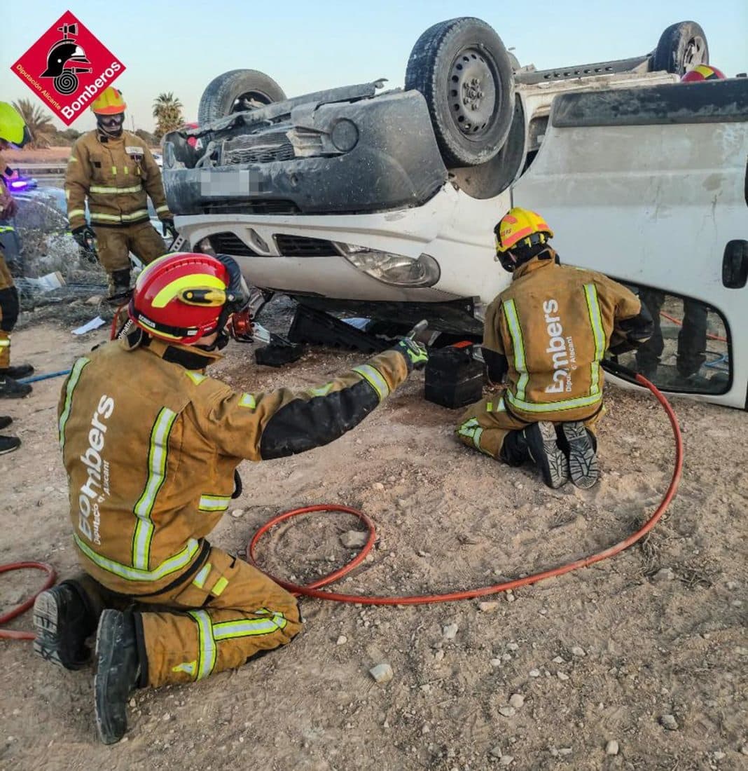 One dead and 8 injured as van overturns on AP-7 in Pilar de la Horadada